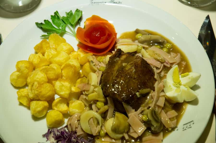 BA: Tango Show and Optional Dinner at Esquina Homero Manzi - Seating, atmosphere, and the role of the restaurant