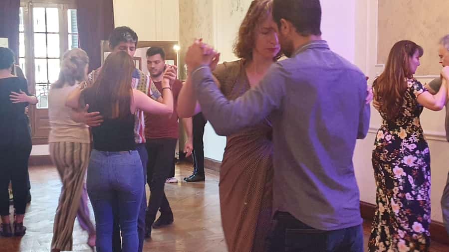 Buenos Aires: Group tango class with mate and snacks - Starting with tango in an Almagro mansion