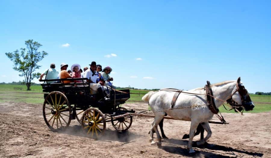 Buenos Aires: Santa Susana Ranch Day Tour, BBQ & Shows - Museum, chapel, and old rural buildings