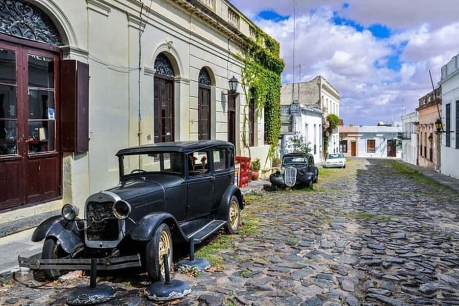Colonia del Sacramento: Small-Group Day Trip - Entering Colonia Through the Old Town