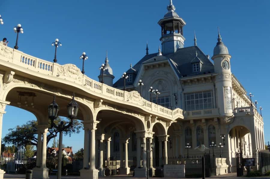 Full Day City Tour Buenos Aires, Recoleta Cemetery and Tigre - La Boca and the painted streets of Caminito