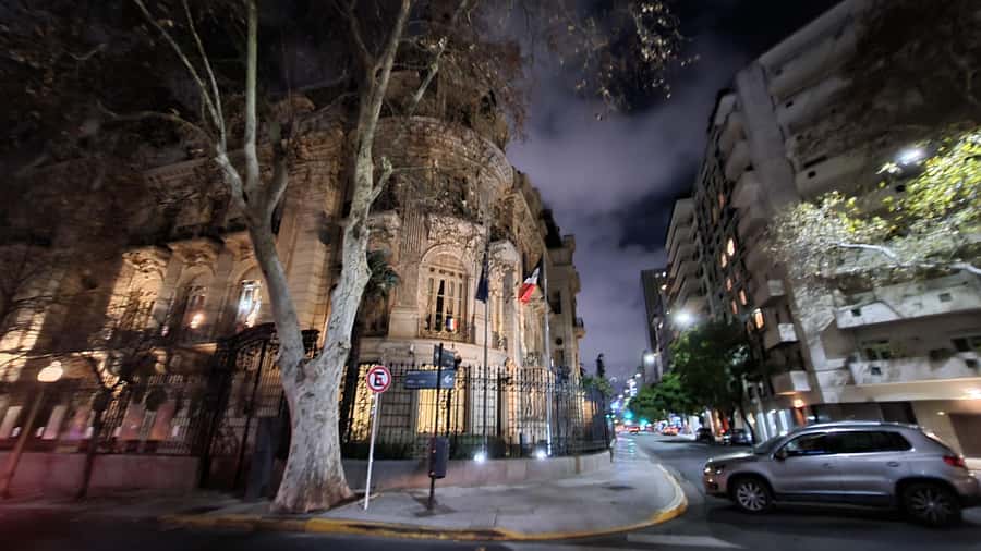 Recoleta Walking Tour and Live Jazz Show - Plaza Francia and the calm side of Recoleta