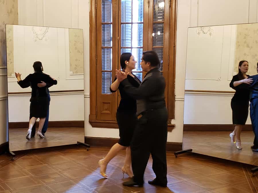 Tango Lesson in Buenos Aires with professional dancers - Entering the old house that teaches tango