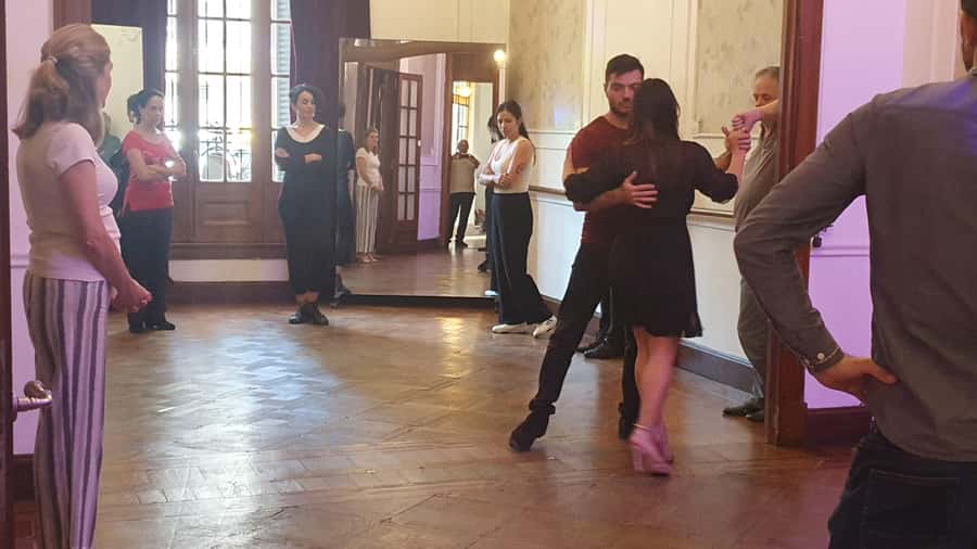 Tango Lesson in Buenos Aires with professional dancers - Watching the live tango exhibition