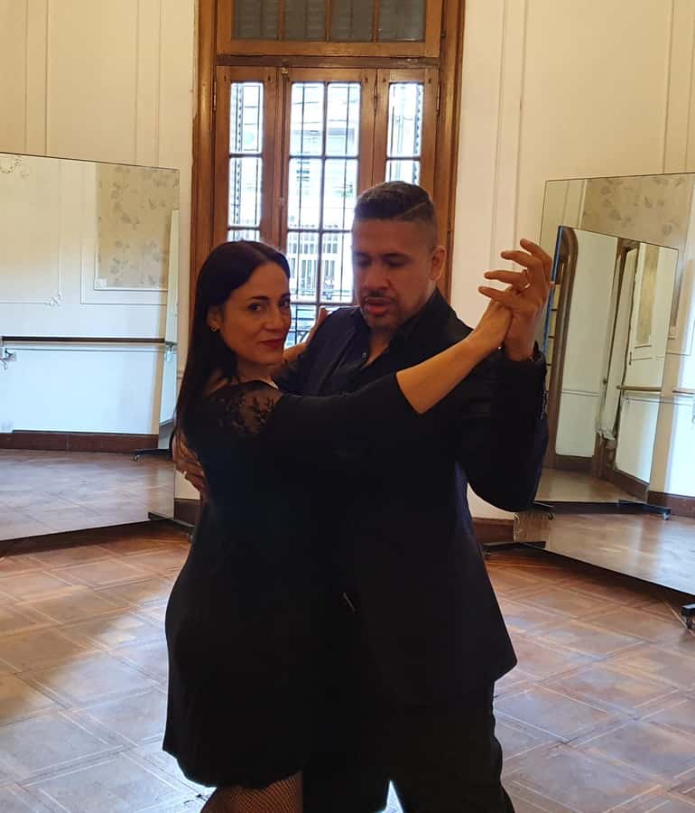 Tango Lesson in Buenos Aires with professional dancers - Learning the embrace, the walk, and the first steps