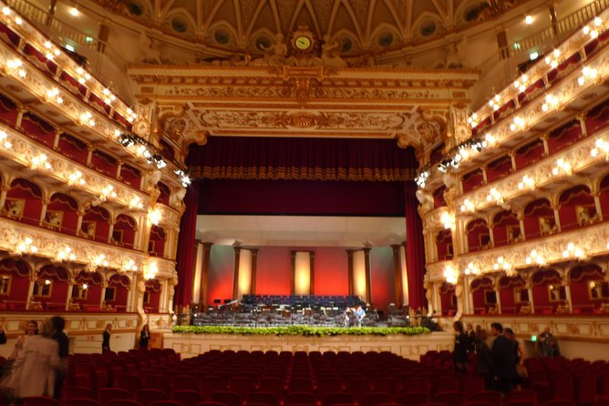 Teatro Colon Guided Tour Admission Ticket - The guide makes the difference